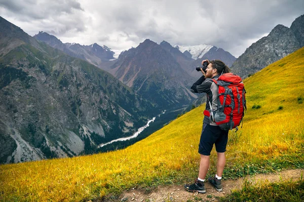 Man Photographer Big Backpack Camera Taking Photo Mountains Travel Lifestyle — Stock Photo, Image