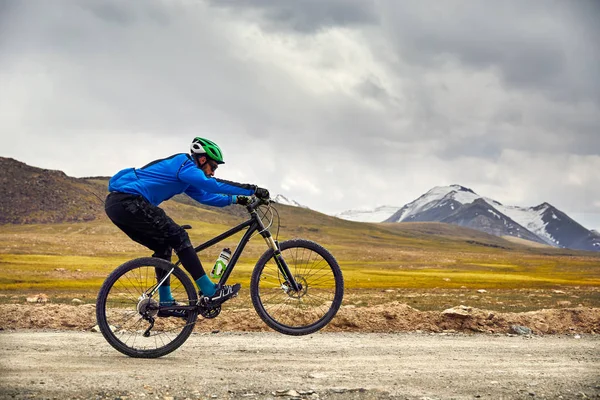 Hombre Bicicleta Montaña Paseos Camino Las Altas Montañas Contra Cielo — Foto de Stock