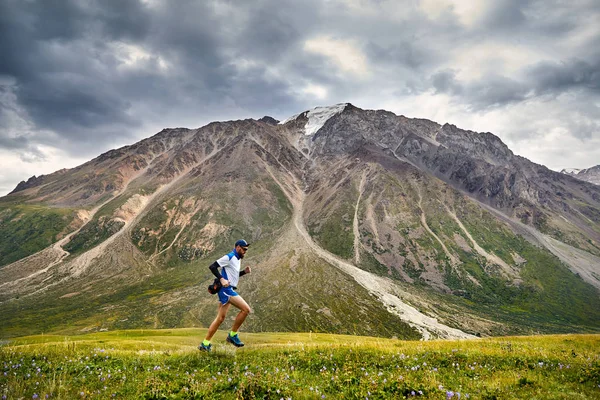 Corredor Atleta Con Barba Corriendo Por Sendero Las Montañas — Foto de Stock