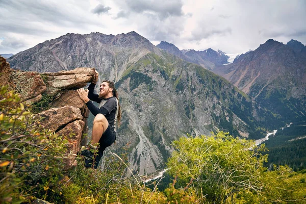 Homme Fort Avec Dreadlocks Escalader Rocher Dans Les Montagnes — Photo