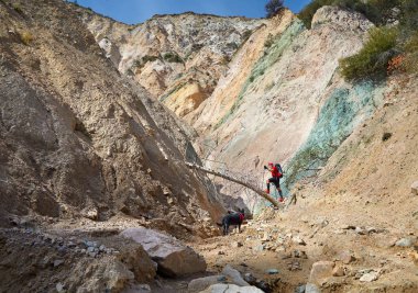 Yaşlı adam kırmızı gömlek ve siyah köpek dağlarda hiking. Açık seyahat kavramı