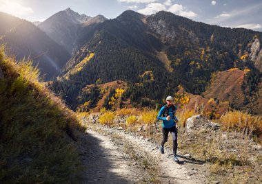 Runner atlet dağlarda iz üzerinde çalışan sakallı