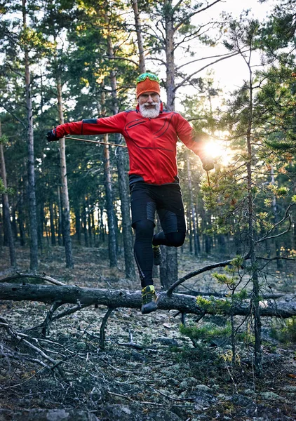 Uomo Barbuto Camicia Rossa Che Corre Nella Pineta Tramonto Trail — Foto Stock