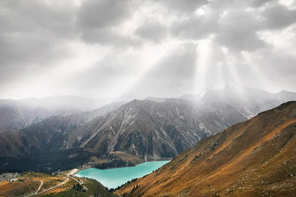 Bellissimo Paesaggio Lago Cristallino Circondato Montagne Cielo Coperto Almaty Kazakistan — Foto Stock