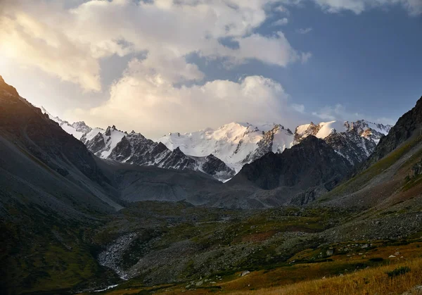 Wunderschöne Landschaft Mit Schneebedeckten Bergen Grünen Tal Des Linken Talgar — Stockfoto