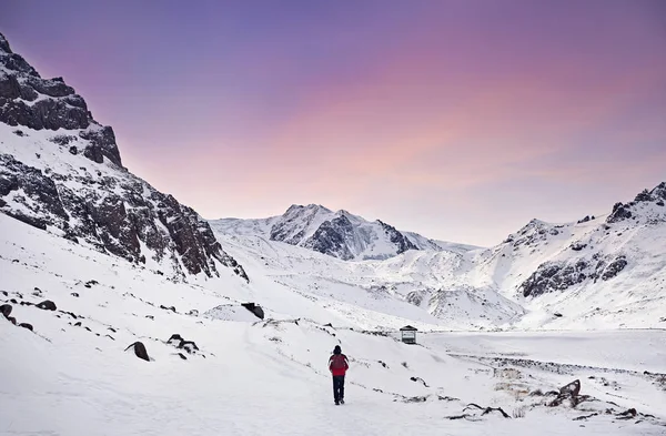 Escursionista Con Zaino Rosso Piedi Intorno Montagna Innevata Sfondo Cielo — Foto Stock