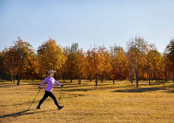 Giovane Donna Attiva Che Esercizio Nordic Walking Nel Parco Autunnale — Foto Stock