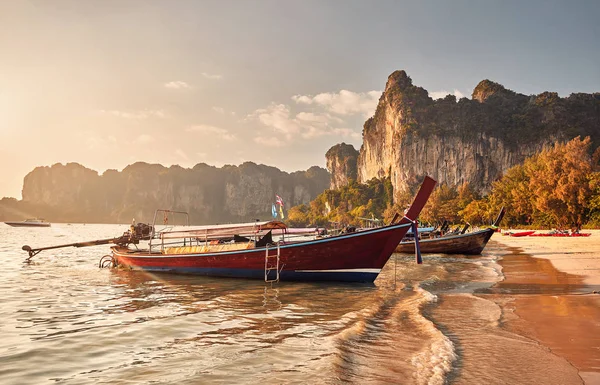 Dlouhý Ocas Čluny Tropické Pláži Krásný Západ Slunce Krabi Thajsko — Stock fotografie