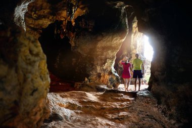 Phra Nang Beach büyük mağara, Krabi Eyaleti Güney Tayland mutlu genç çift. Seyahat dergisi kavramı.