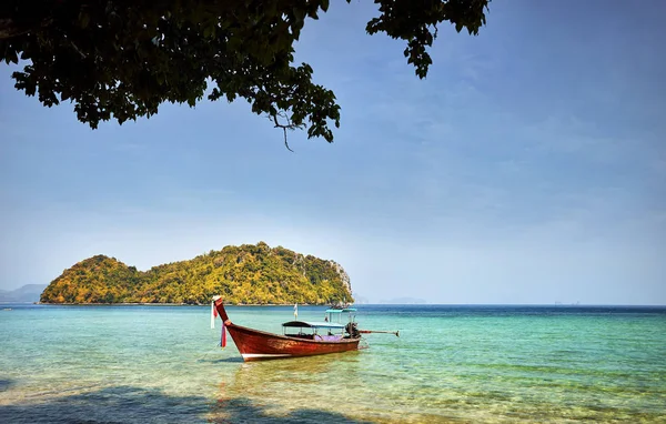 Longtail Lodí Blízkosti Tropické Ostrovy Slunečného Dne Andamanském Moři Thajsko — Stock fotografie