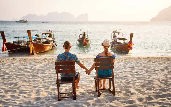 年轻夫妇坐在泰国南部皮皮岛热带海滩上的椅子上 旅游杂志概念 — 图库照片