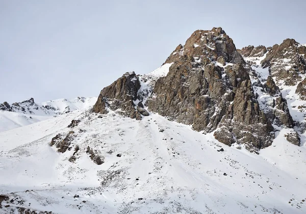 Alta Montagna Rocciosa Con Neve Zaili Alatay Gamma Almaty Kazakistan — Foto Stock