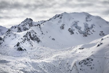 Kar ve buzul ve Tuyk Su gorge Almatı, Kazakistan'ın Molodezhnaya zirve ile yüksek dağları