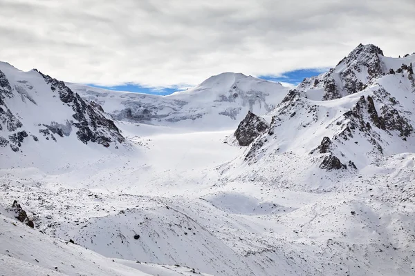 雪と氷河アルマトイ カザフスタンの Zaili Alatay の範囲で高い山 — ストック写真