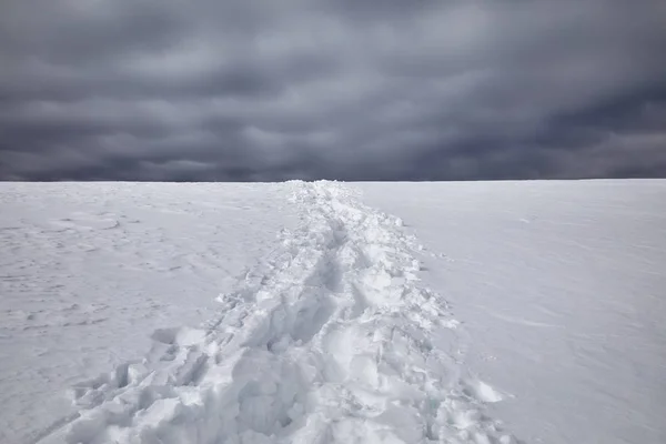 Huellas Nieve Sobre Oscuro Fondo Nublado Del Cielo —  Fotos de Stock