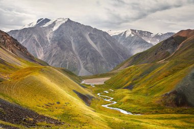 Kırgızistan'daki bulutlu gökyüzü, dağ Vadisi Nehri