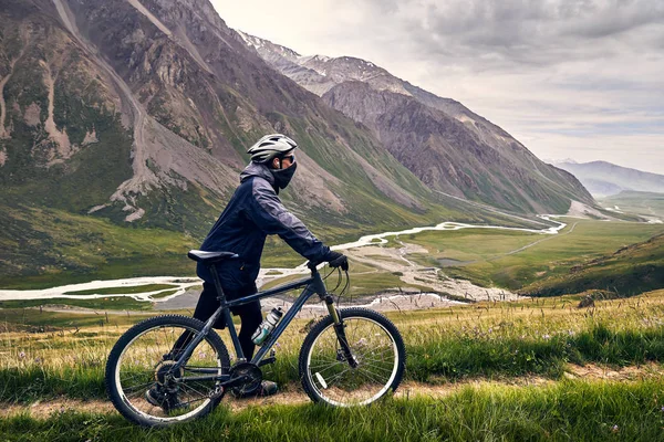 Hombre Bicicleta Montaña Casco Valle Montaña Con Río Fondo Cielo — Foto de Stock