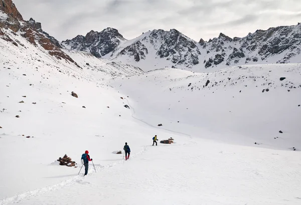 Três Turistas Trilha Neve Escalam Montanhas — Fotografia de Stock