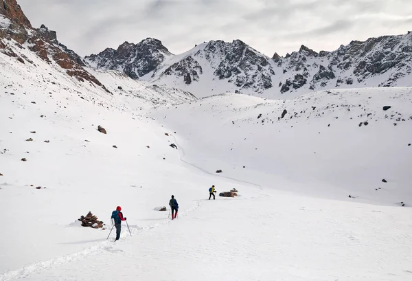 Tre Turisti Sul Sentiero Della Neve Scalano Montagne — Foto Stock