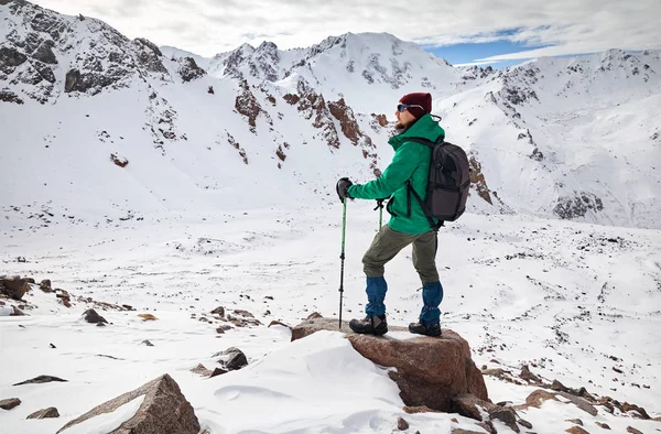 Escursionista Con Bastoncini Trekking Zaino Piedi Sulla Roccia Sullo Sfondo — Foto Stock