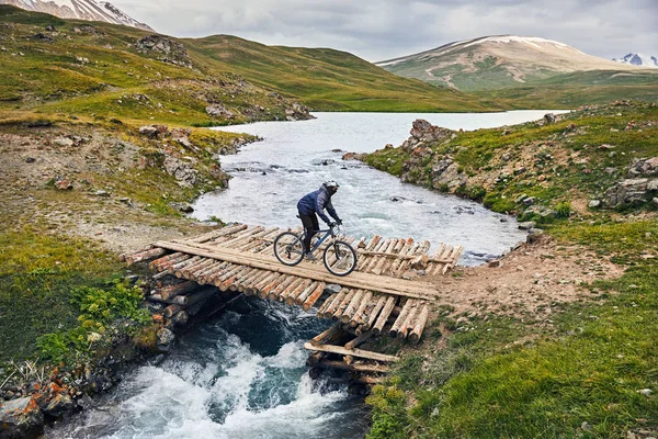 Hombre Bicicleta Montaña Cruzando Río Por Puente Madera Valle Montaña — Foto de Stock