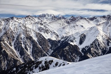 Kar ve tepe Kuzey Tien Shan, Kazakistan'ın Talgar ile yüksek dağları