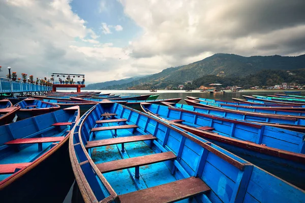 尼泊尔波卡拉的费瓦湖岸边的蓝船 — 图库照片