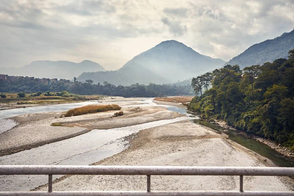 Montagne Nebbiose Fiume Himalaya Vicino Pokhara Nepal — Foto Stock