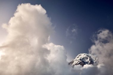 Annapurna Güney yoğun bulutlar tarafından günbatımında Himalayalar'da, Nepal çevrili..