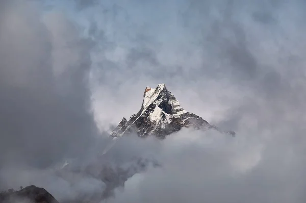 ヒマラヤ ネパールの雲に囲まれて魚のマチャプチャレ山ピーク — ストック写真