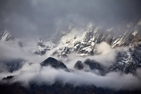 ネパールの雲に囲まれたヒマラヤ山脈の美しい風景 — ストック写真