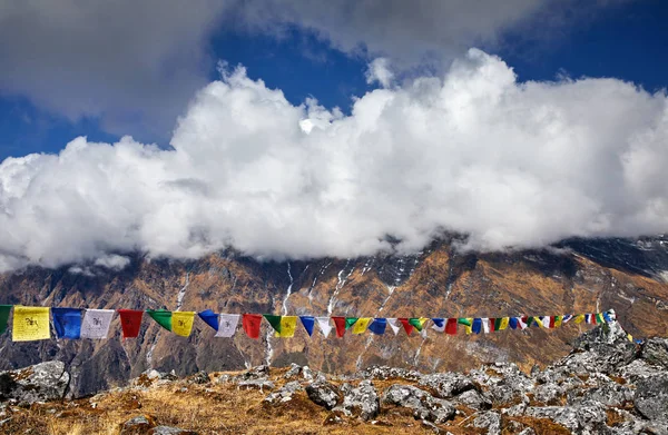 在尼泊尔喜马拉雅山多云山峰的玛迪希马尔大本营 西藏祈祷旗龙塔 — 图库照片