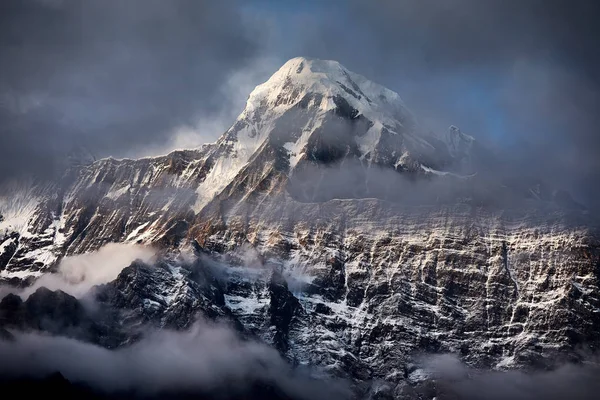 Schöne Landschaft Des Himalaya Berges Annapurna Umgeben Von Wolken Nepal — Stockfoto