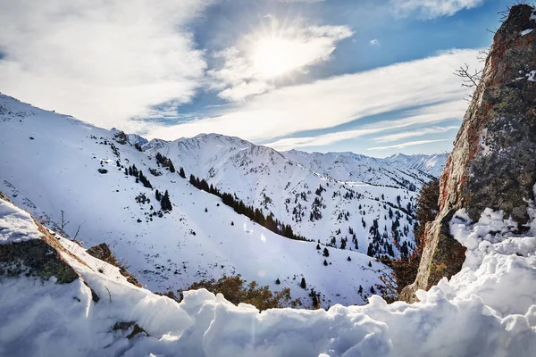 Hohe Berge Mit Schnee Und Hohen Gipfeln Zur Winterzeit — Stockfoto