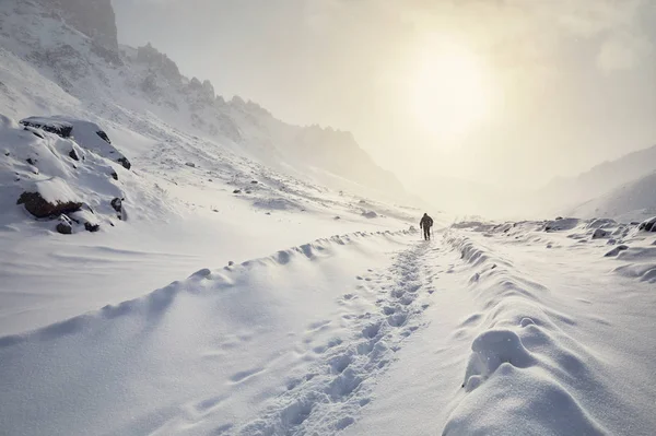 Turista Estrada Neve Nas Belas Montanhas Inverno — Fotografia de Stock