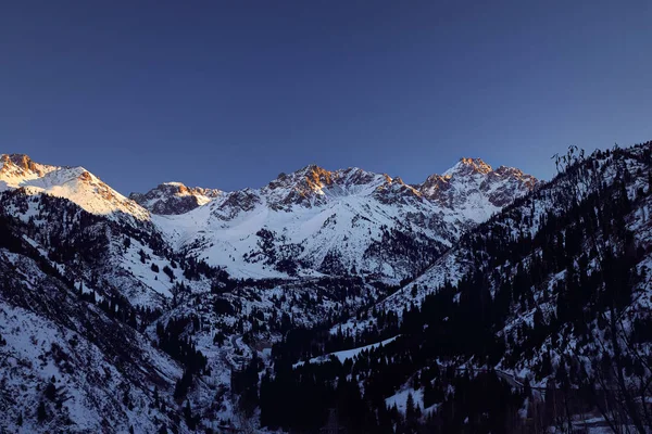 Montagne Tramonto Arancione Con Neve Alte Cime Inverno — Foto Stock