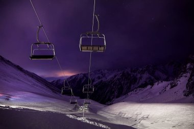 Teleferik istasyonuna yıldızlı gece gökyüzü Şimbulak Kayak Almatı, Kazakistan'ın merkezinde Mountain