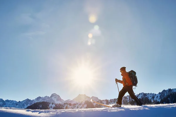 Hombre Esquiando Sobre Nieve Fresca Polvo Las Montañas Contra Cielo —  Fotos de Stock