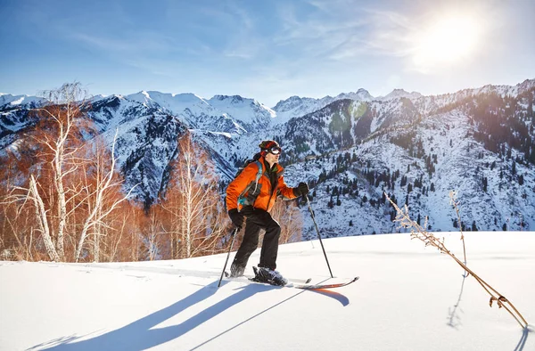 Hombre Esquiando Sobre Nieve Fresca Polvo Bosque Las Montañas Cerca —  Fotos de Stock