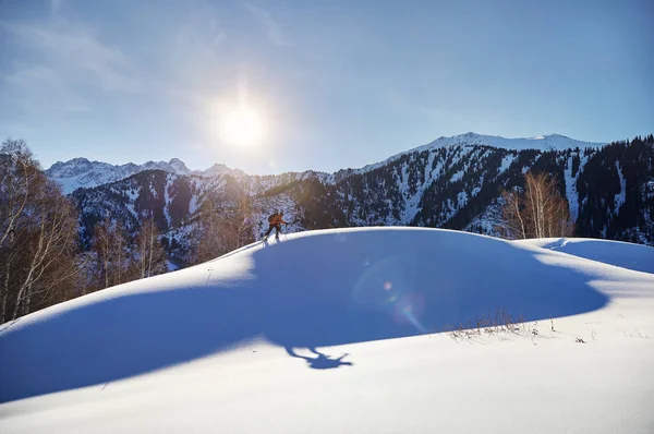 Man Skiën Verse Poeder Sneeuw Vorst Bergen Buurt Van Almaty — Stockfoto