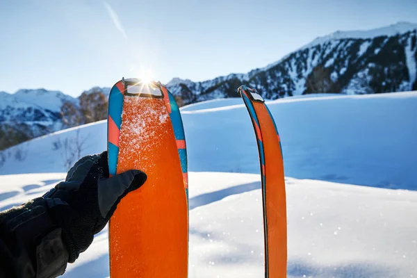 Pareja Esquís Nieve Con Camus Naranja Soleada Mañana Las Montañas —  Fotos de Stock