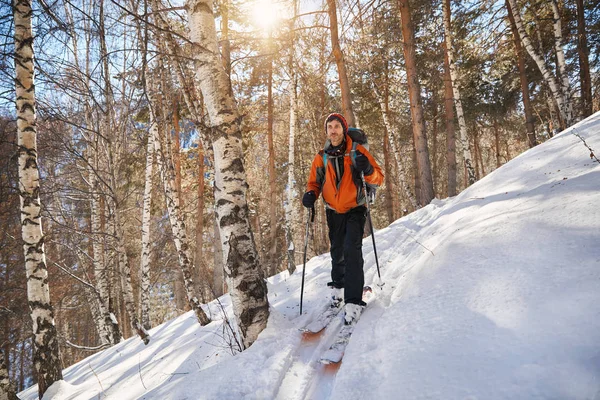 Hombre Chaqueta Naranja Esquiando Sobre Nieve Fresca Polvo Bosque Invierno —  Fotos de Stock