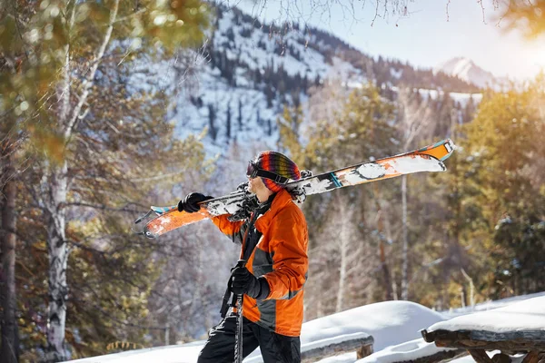 Hombre Con Chaqueta Naranja Sosteniendo Esquí Mirando Montaña Nieve Día —  Fotos de Stock