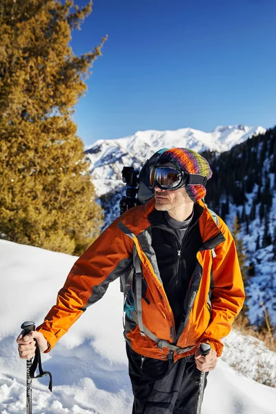 Retrato Esquiador Chaqueta Naranja Máscara Fondo Montaña Nieve Día Soleado —  Fotos de Stock