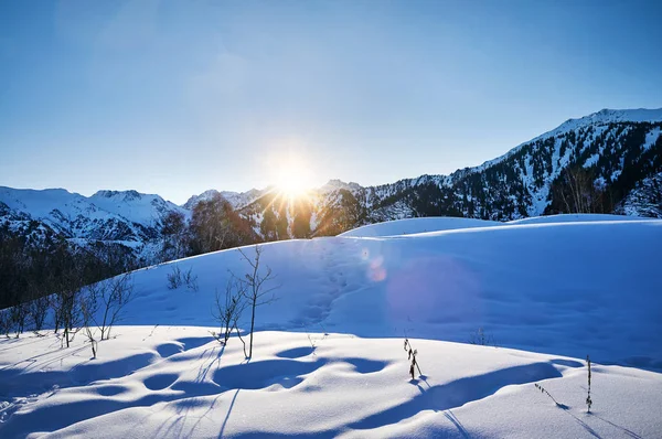 Zonsopgang Bergen Met Sneeuw Hoge Toppen Tegen Blauwe Hemel — Stockfoto
