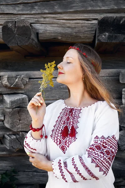 Porträtt Vacker Flicka Med Långt Hår Vit Etnisk Skjorta Med — Stockfoto