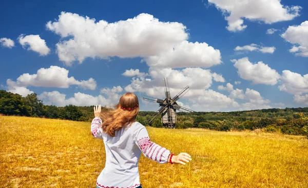 Vackra Ukrainska Flicka Vit Etnisk Brodera Skjorta Kör Till Gamla — Stockfoto