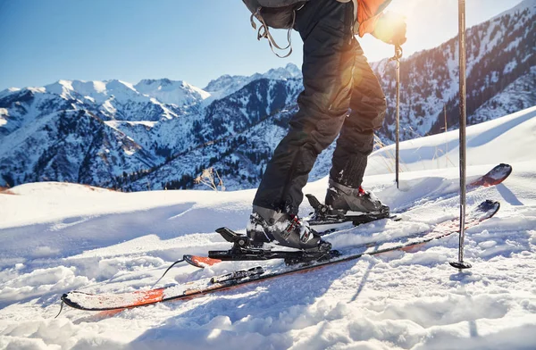 Человек Катается Лыжах Свежему Снегу Горах Крупным Планом Низким Углом — стоковое фото