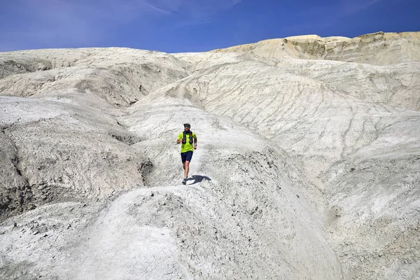 Trail running in the desert — Stock Photo, Image