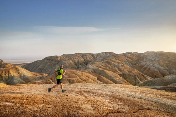 Sendero corriendo en el desierto — Foto de Stock